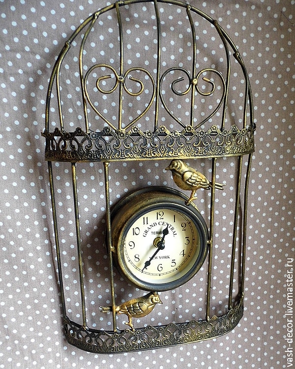 6. Винтажные настенные часы 🕑