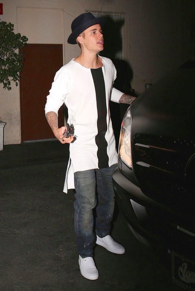 10. Bieber'ın annesi şöyle mi diyor?: "Şu tişörtü büyük alalım da, seneye de giyer oğluşum!"