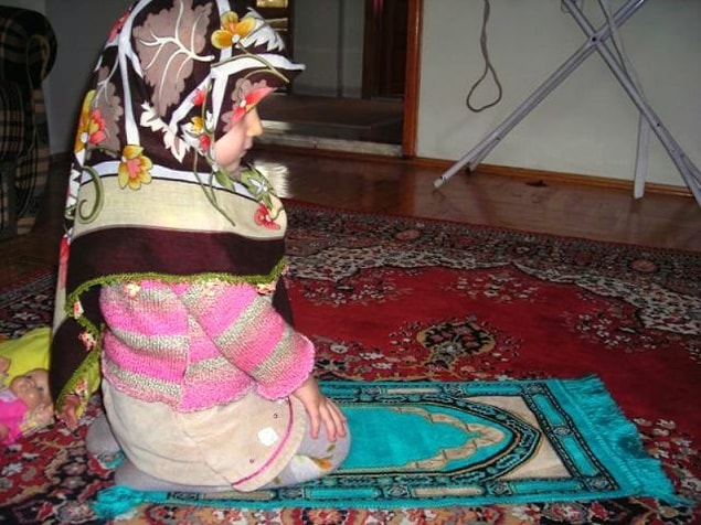 13. Namaz kılmaya çalışırken şeytan yüzünden hep başka şeyler düşünmek. (Çikolata, park, oyun oynamak, çizgi film, uyumak vs.)