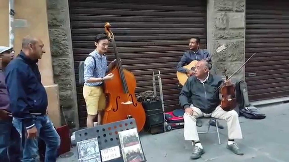 Sokak Müzisyenlerine Eşlik Ederek Yoldan Geçenlere Müzikal Bir Şölen Yaşatan Koreli Turist