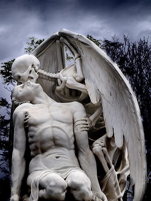 5. "Ölüm Öpücüğü" (The Kiss of Death), Barselona Poblenou Mezarlığı, 1930.