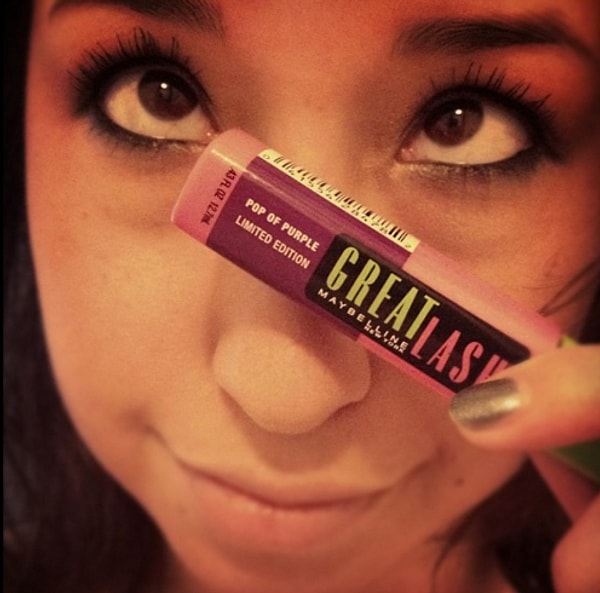 7. Коричневая тушь? Неа, она все равно не будет заметна на твоих черных ресницах, впрочем, как и другие цвета 🌈