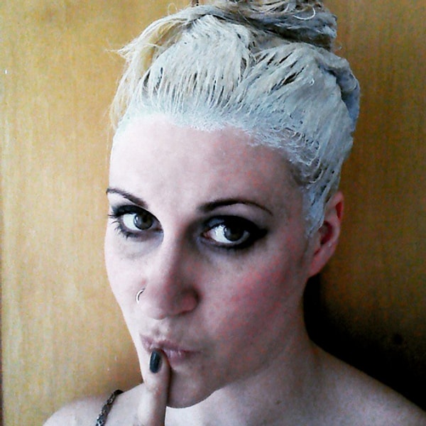 11. Постоянно беспокоиться, что окислитель выжжет все волосы, но не даст нужный цвет