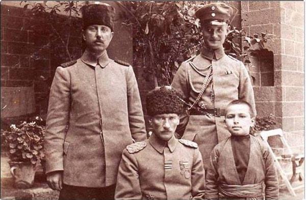 10. Fuat Bulca, Alman topçu danışmanı Von Berk, Atatürk ve manevi oğlu Abdürrahim Tuncak - 1917
