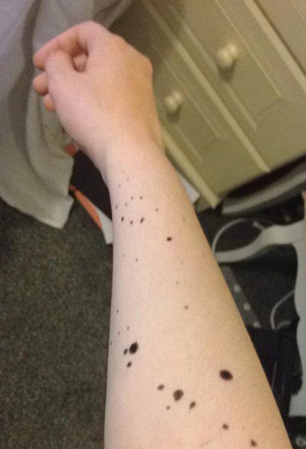 10. Когда решила немного потрясти подводку и забыла надеть на нее крышку 👿