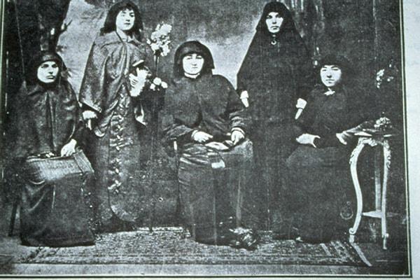 1913 yılında Cemiyeti Teali-i Nisvan, yani "Kadının Durumunu Yüceltme Cemiyeti"ni kurmuştu.