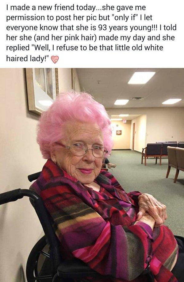 6. "Bugün yeni bir arkadaş edindim. Herkese 93 yaşında olduğunu söylemem şartıyla fotoğrafını paylaşmama izin verdi. Onun (ve pembe saçlarının) günümü renklendirdiğini söyledim. O da "Pekala, o küçük beyaz saçlı yaşlı kadın olmayı reddettim." dedi."