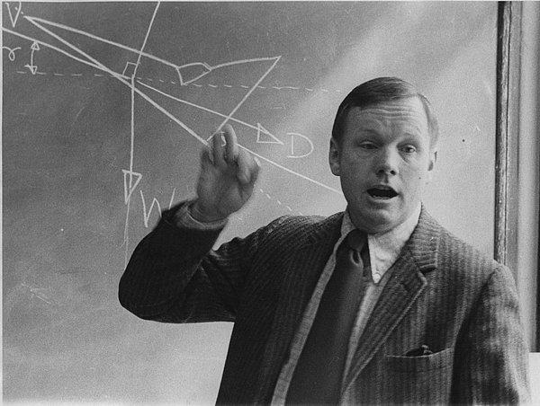 19. Ay'a ilk ayak basan insan olan Neil Armstrong, Cincinnati Üniversitesi'nde uzay mühendisliği dersi verirken, 1974.