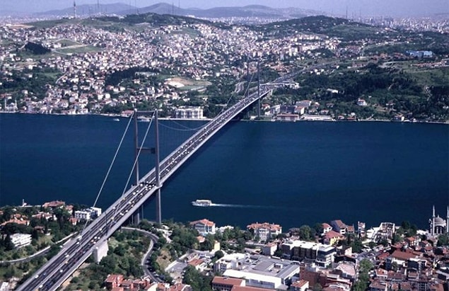 “Senin yüzünden trafikte saatlerdir bekliyoruz. Atlayacaksan atla"