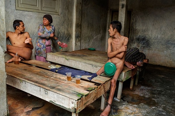 10. У пациентов постоянная нехватка еды, одежды и простого человеческого общения.