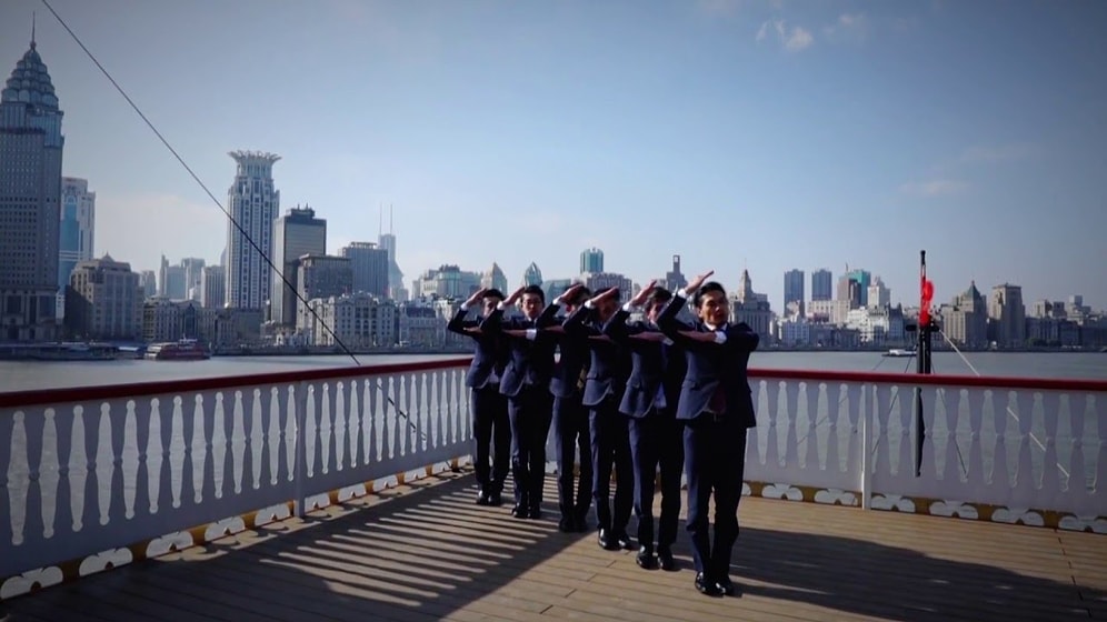 Гипнотизирующий танец японской музыкальной группы