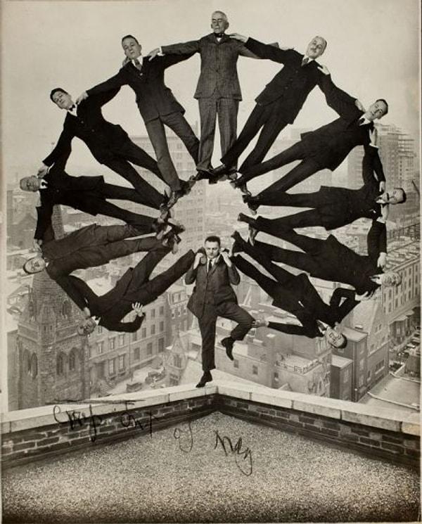 1. Omuzlarında 11 kişi taşıyan adam (1930)