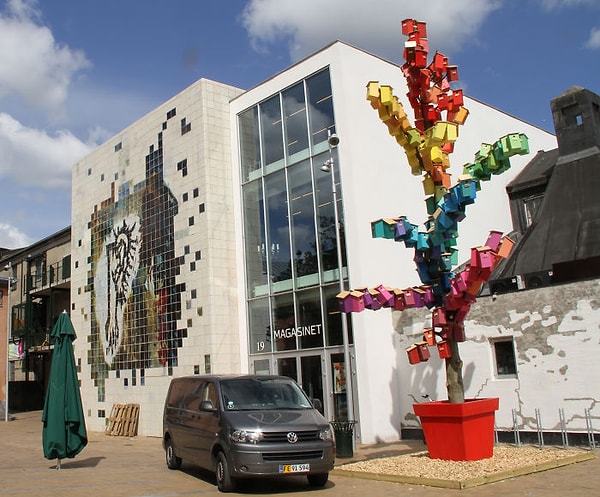 8. Тотем из скворечников - часть проекта "Счастливый город для птиц". Он состоит из 300 скворечников