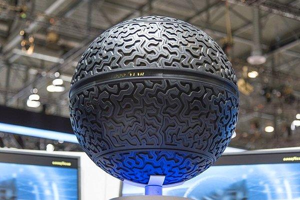 Goodyear’ın yeni küre şeklinde 3 boyutlu konsept lastiği Eagle-360, gelecekte önemi artacak olan kendi kendine gidebilen araçlarla ilgili ilham verici bir çözüm olarak gündeme geldi.