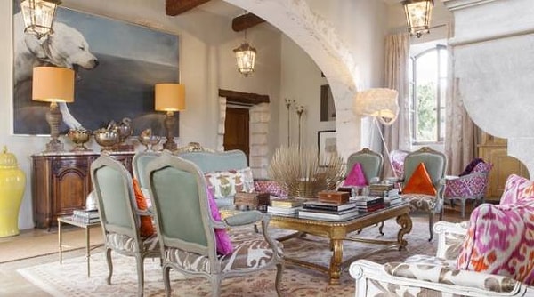 Дом с бассейном и прекрасными видами из окон.