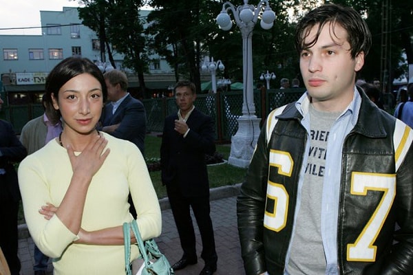 5. Напомним, что на сердце знаменитого наследника в прошлом претендовала Шахри Амирханова – внучка Расула Гамзатова.