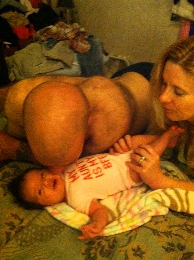17. Eğer bu adam size, bebeğin üzerine poposunu koymuş bir şekilde görünüyorsa, İnternet sizi mahvetmiş olabilir.