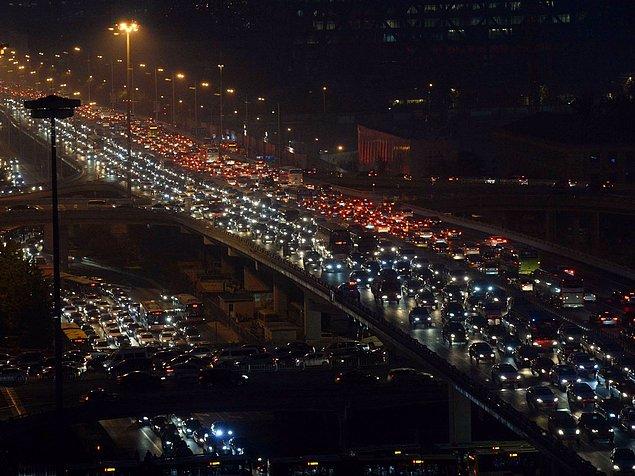 2. Pekin'de bir otoyolda, 22 Eylül Dünya Araba Günü'nde trafik sıkışıyor.
