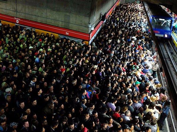 3. Yolcular, Brezilya'nın Sao Paulo şehrinde, merkezi bir metro istasyonunda metronun gelmesini bekliyorlar.