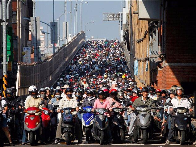 4. Tayvan'ın Taipei şehrinde, trafiğin yoğun olduğu bir saatte, motorcular bir kavşakta sıkışıp kalmış durumdalar.