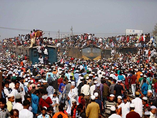 5. Bangladeş'in Dhaka şehrinden ayrılmakta olan trenler, ve onlara binmeye çalışan kalabalığın oluşturduğu bir yığın.