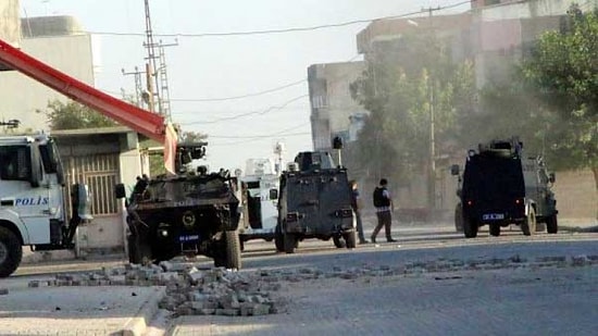 Nusaybin'de Zırhlı Araca Saldırı: 2 Polis Yaralı