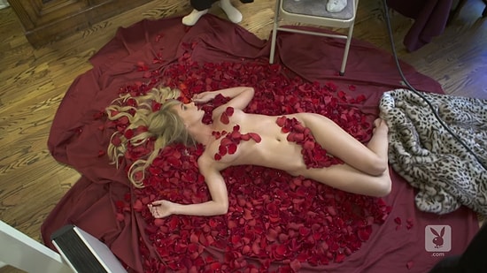 Sara Jean Underwood Seksi Film Sahnelerini Yeniden Canlandırıyor