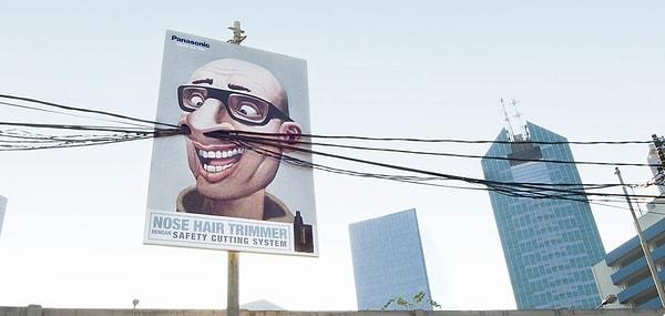 12. "Burun kıllarına son" mesajlı elektrik kablolarına işlenmiş bir reklam örneği.