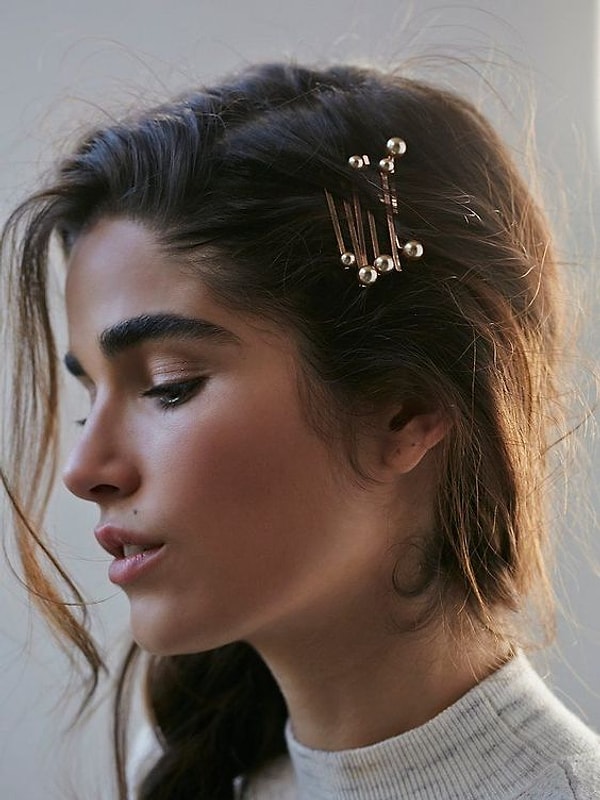 15. Невидимки с камнями или блестками, а также другие их варианты разнообразных цветов и рисунков, использованные в вместе, могут произвести впечатление гораздо лучшее, чем готовые заколки.