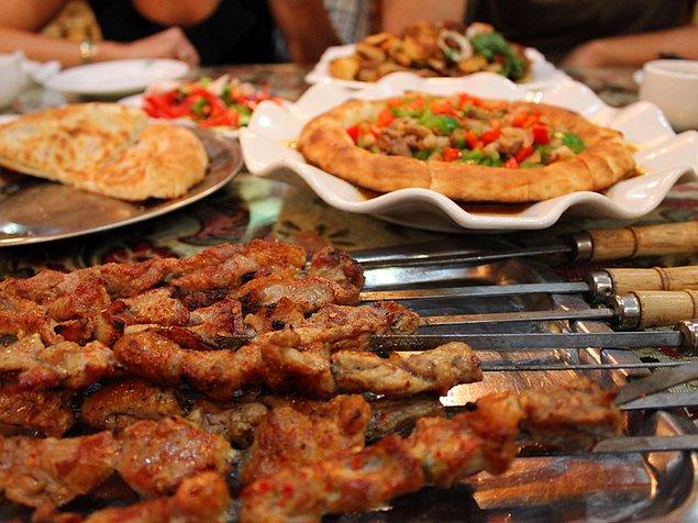 6. Domuz eti konusunda hassassanız, Şincan yemekleri hem çok lezzetlidir, hem de Müslüman azınlık kültürüyle tanışmak için mükemmel bir fırsattır.
