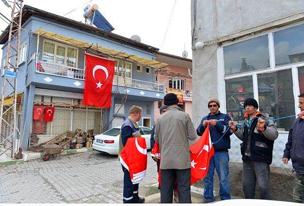 Ayrıca Umut Bulut'un baba evine Türk bayrakları asıldı.