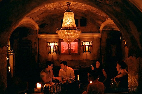 11. Может быть в Mendeleev Bar просто забыли сделать дверь?