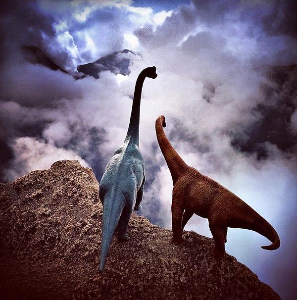 1. Paraguaylı fotoğrafçı Jorge Saenz dinozorları günlük hayata dahil ederken perspektif hilesini kullanıyor.
