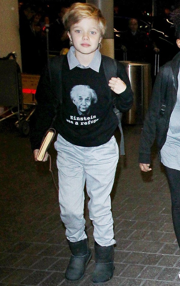 Надпись на свитере 11-летнего мальчика гласила: "Эйнштейн был беженцем".