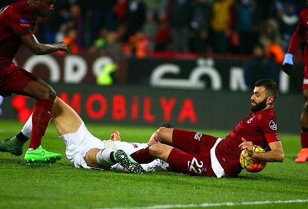 19' | Mario Gomez'in şutunu Mustafa Yumlu önledi