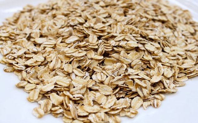 6. Fiber ve B vitamini açısından zengin olduğu için sindirime yardımcı olan yulaf ezmesi ile stresi yenebilirsiniz.