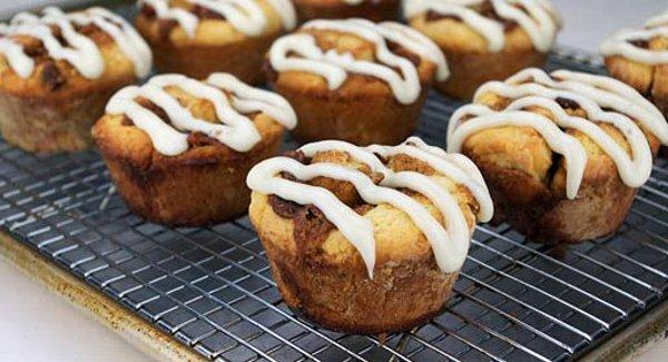 4. Tarçının mis kokusunu kahvaltıda tatmak isteyenler mis kokulu çörekleri muffin tepsisine koyabilirler!