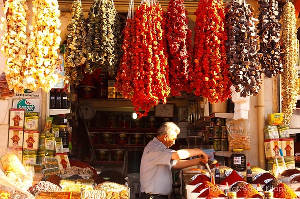 10. Esnafa, zanaatkara saygılıdır. Onlar olmadan mahallenin tadı tuzu olmayacağını bilir.