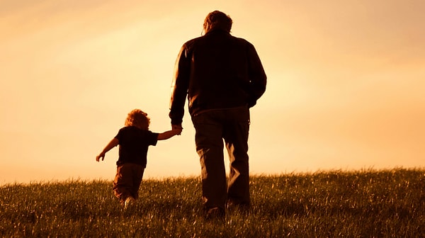 8. Вместо "Хватит смотреть телевизор" – "А давай вместе поиграем?".