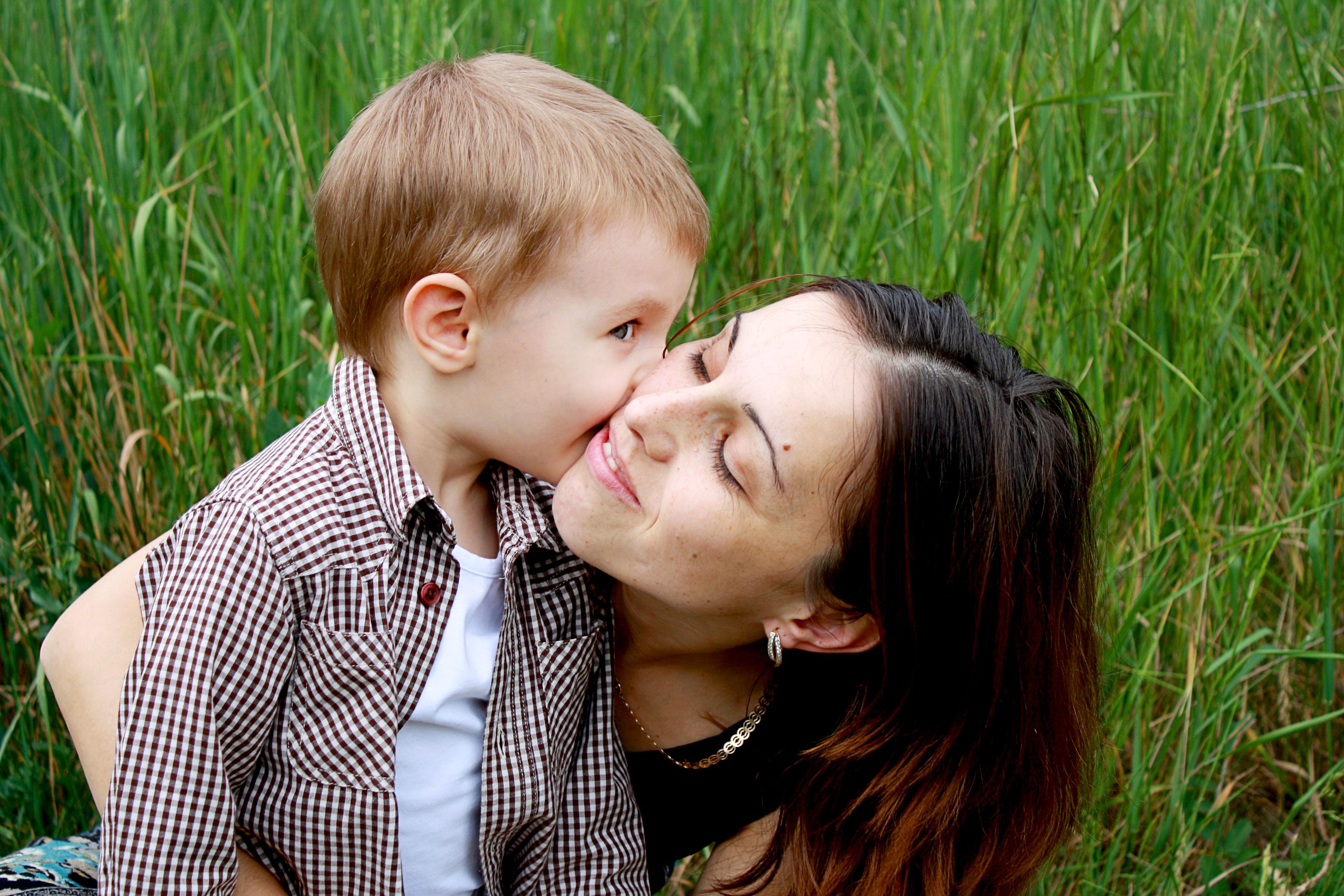 Дочь трогает маму. Женщина с ребенком. Детский поцелуй. Фотосессия мать и сын.