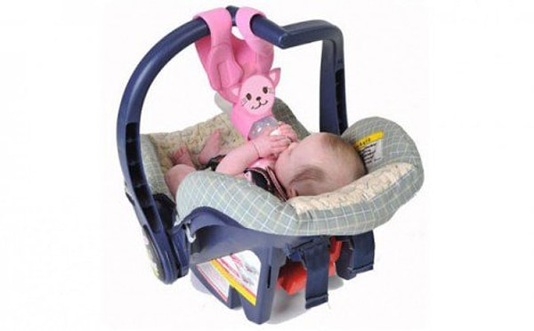 14. Такой держатель для бутылочки станет вашей третьей рукой.