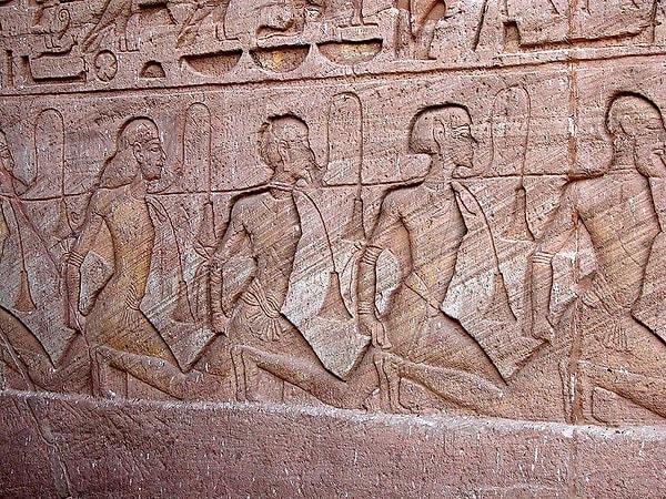 2. O zamanlar Mısır’da çok bulunan sivrisineklerden korumak amacıyla Firavun’un yanında daima üstü tamamen çıplak ve bal sürülmüş köleler bulundurulurdu.