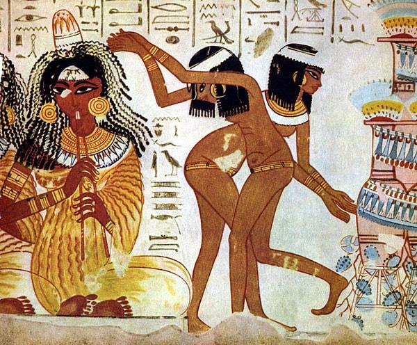 12. Eski Mısır’da kadınlar erkeklerle eşit yasal ve ekonomik haklara sahipti, ancak yine de uygulamada bu eşitliğin keyfini tam olarak çıkardıklarını söyleyemeyiz.