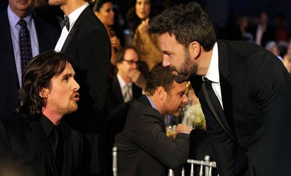 22. Бен Аффлек спросил у Кристиана Бэйла совета относительно исполнения роли Бэтмена. Тот ответил: «В этом костюме самое паршивое — это когда помочиться захочешь. Имей в виду». Интересно, что актёры случайно встретились в магазине, где покупали своим сыновьям костюм Бэтмена.