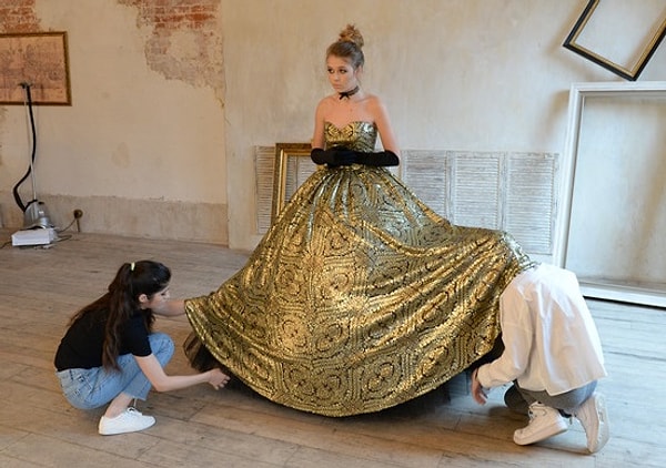 1. Блондинка откроет Неделю моды в Москве в платьях с объемными юбками и глубоким декольте.