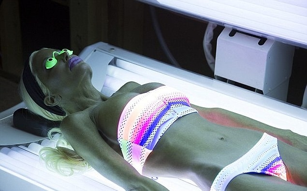 Barbie'nin ten rengine yaklaşmak için düzenli olarak solaryuma giriyor. Hatta evinde özel bir solaryum cihazı bile var.