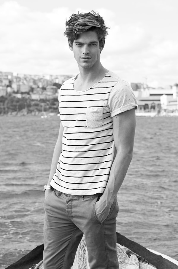 8. Он одевается так, что подчеркивает свою фигуру и мышцы.