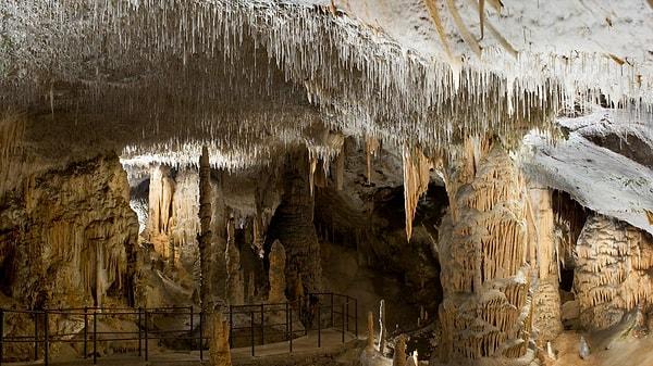 4. Postojna mağara sistemlerinin başka bir özelliği ise dünyanın turizme açık en büyük mağarası olması.