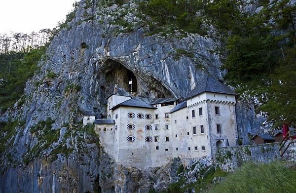 3. Mağara sistemini saymazsak aslında Postojna kasabasının bir ortaçağ şatosu olan Predjamski Kalesi'nden başka hiçbir turistik özelliği yok.