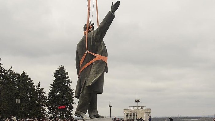 Ukrayna'nın En Büyük Lenin Heykeli Söküldü